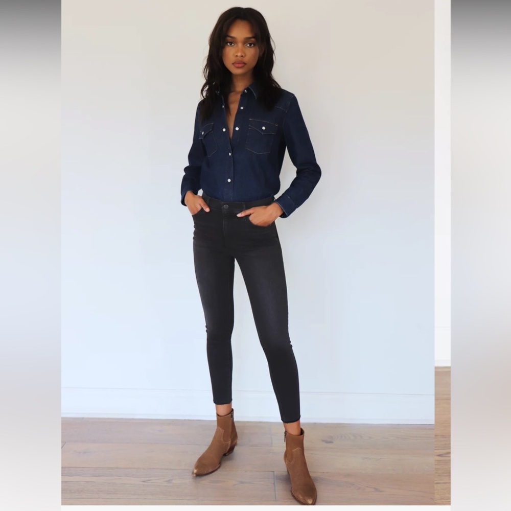 Denim Forum 
The Nico Mid Rise skinny crop frayed
Stretchy black jeans 
size 25